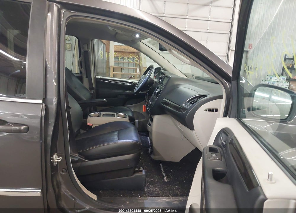 2016 CHRYSLER TOWN & COUNTRY VIN: 2C4RC1BG6GR300074