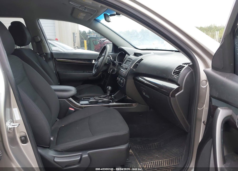 2014 KIA SORENTO LX V6 VIN: 5XYKT4A79EG425043