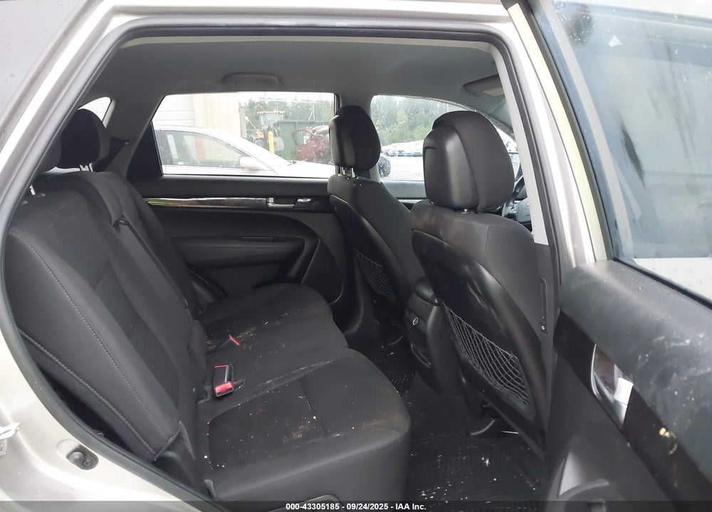 2014 KIA SORENTO LX V6 VIN: 5XYKT4A79EG425043