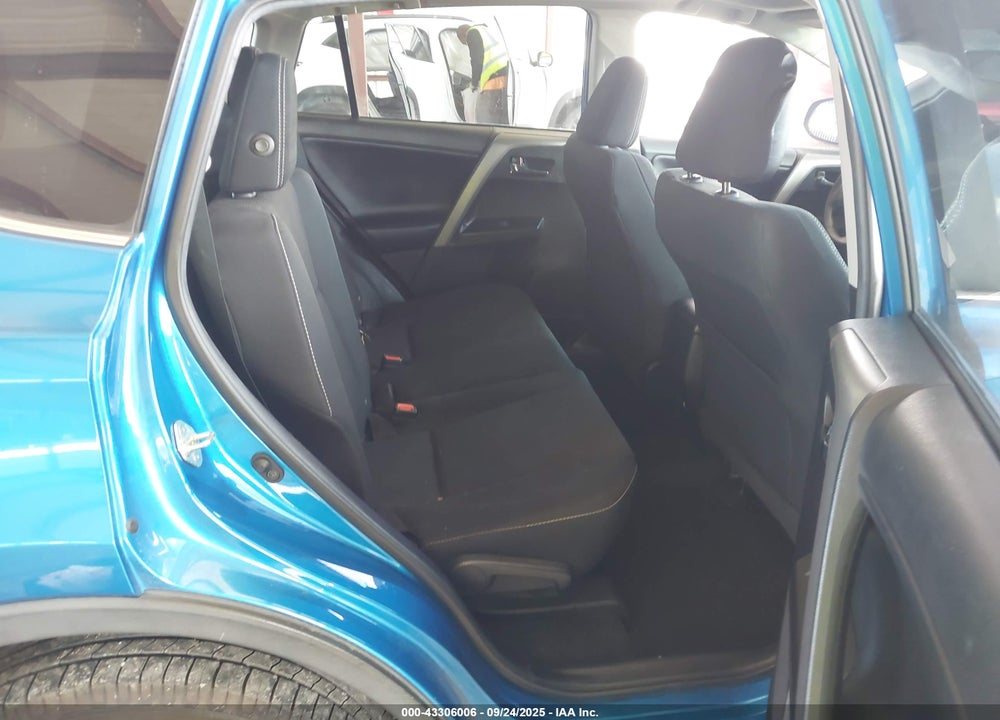 2018 TOYOTA RAV4 XLE VIN: 2T3WFREV6JW486277