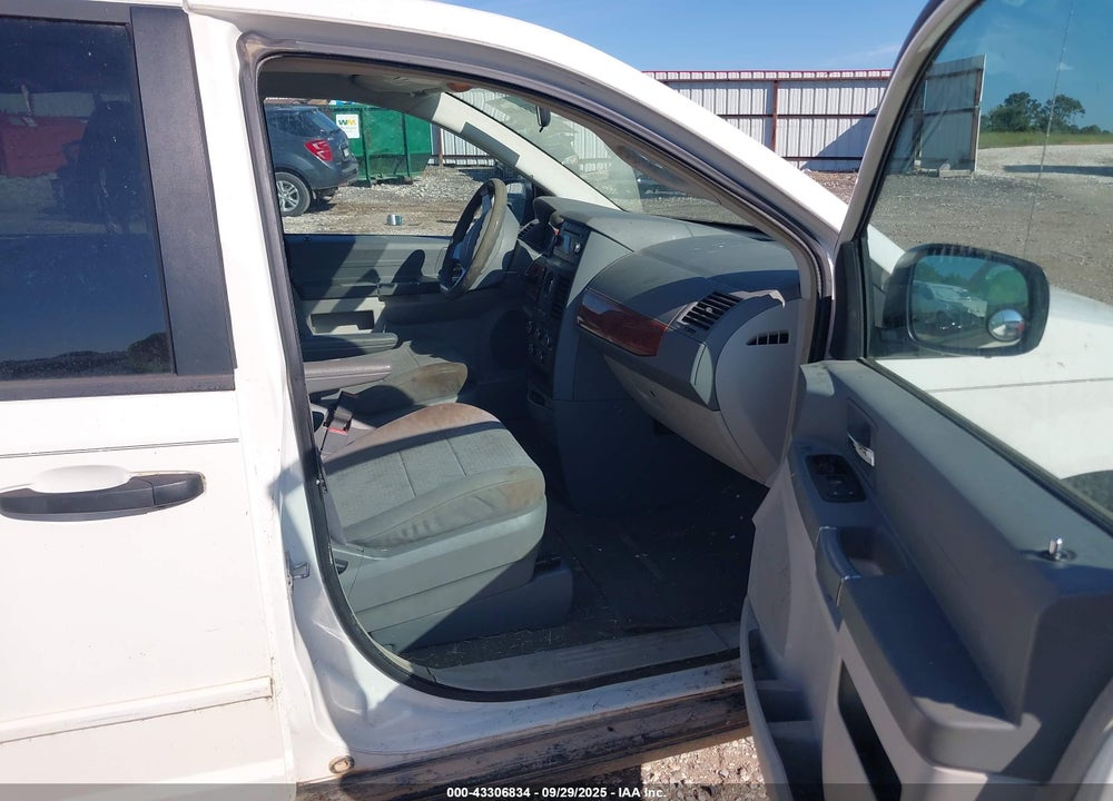 2008 CHRYSLER TOWN & COUNTRY LX VIN: 2A8HR44H08R125851
