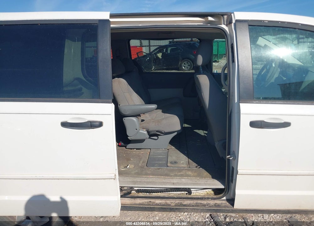 2008 CHRYSLER TOWN & COUNTRY LX VIN: 2A8HR44H08R125851