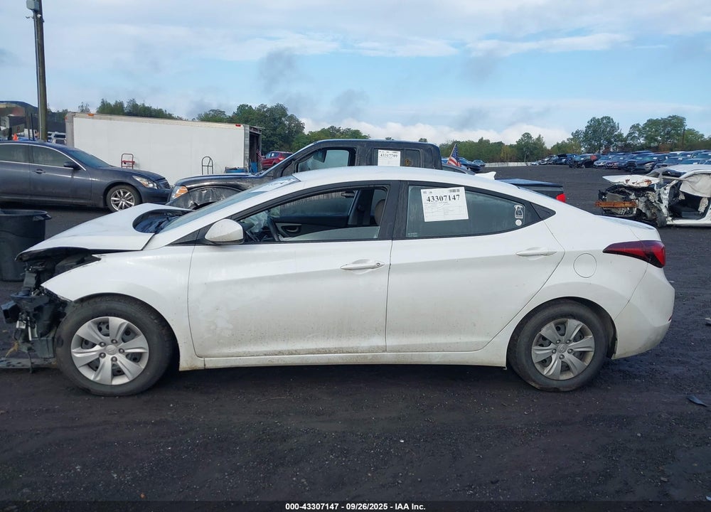 2016 HYUNDAI ELANTRA VIN: 5NPDH4AE4GH746511