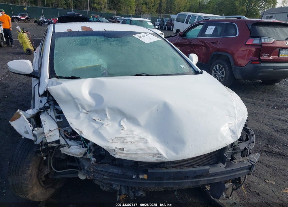 2016 HYUNDAI ELANTRA VIN: 5NPDH4AE4GH746511