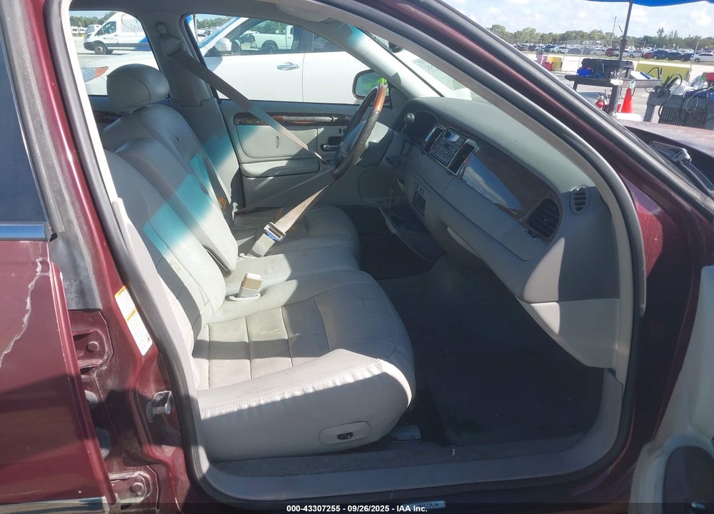 2002 LINCOLN TOWN CAR SIGNATURE VIN: 1LNHM82W22Y635311