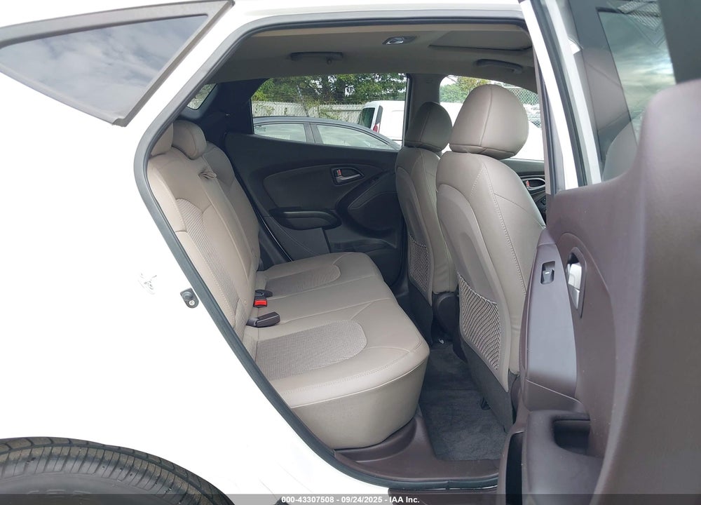 2014 HYUNDAI TUCSON VIN: KM8JU3AG6EU831133