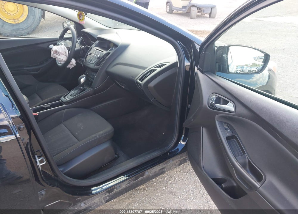 2017 FORD FOCUS SE VIN: 1FADP3F23HL315639
