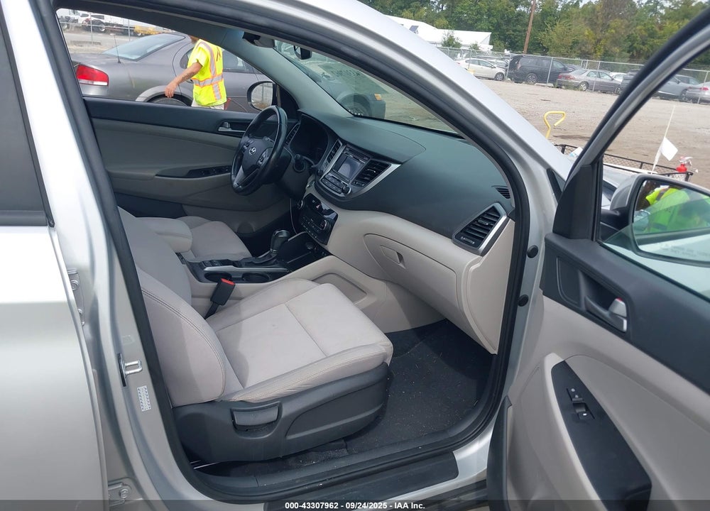 2017 HYUNDAI TUCSON VIN: KM8J33A28HU558479