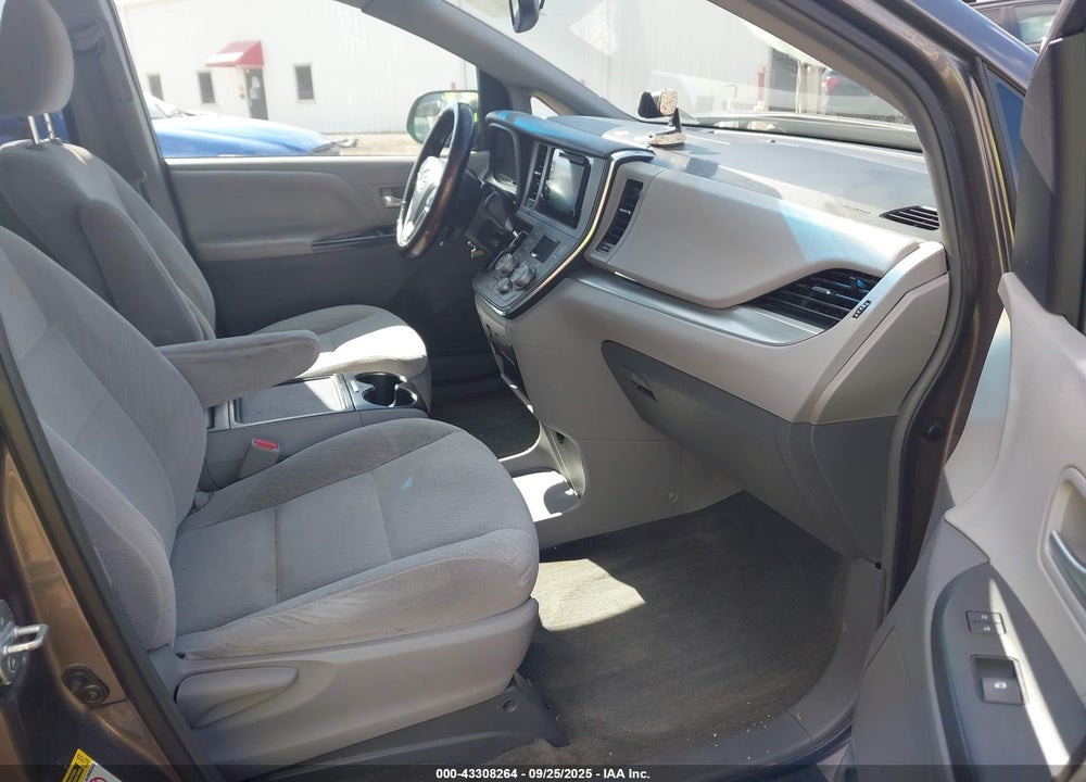 2017 TOYOTA SIENNA LE 8 PASSENGER VIN: 5TDKZ3DC7HS768135