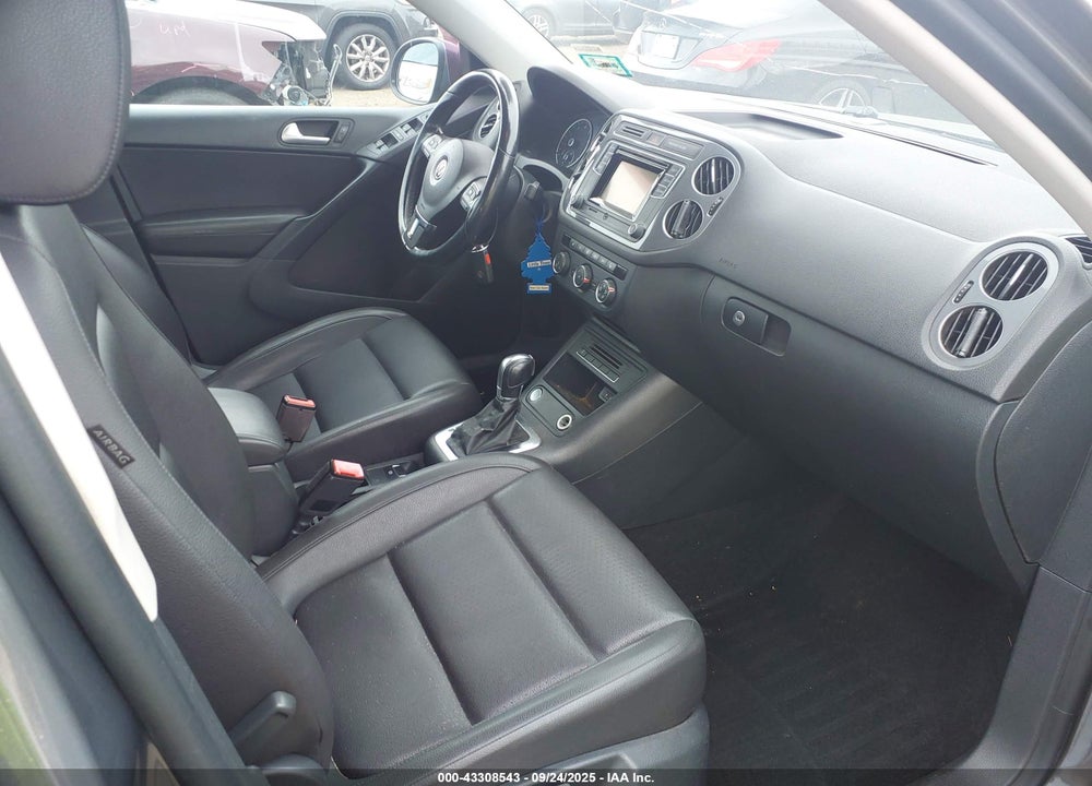 2016 VOLKSWAGEN TIGUAN VIN: WVGBV7AX0GW514240
