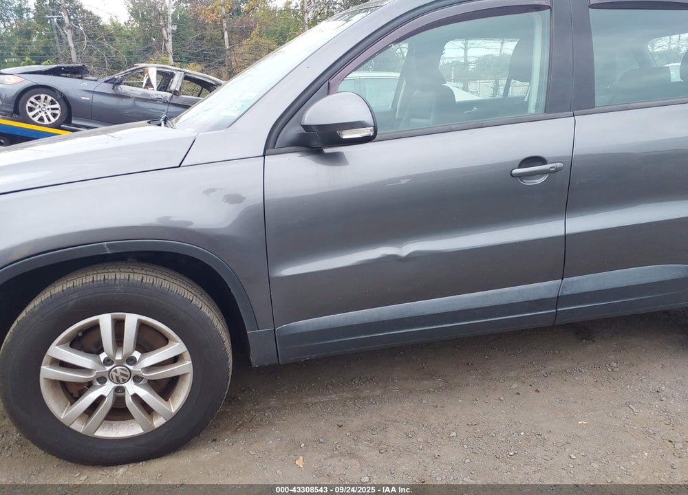 2016 VOLKSWAGEN TIGUAN VIN: WVGBV7AX0GW514240