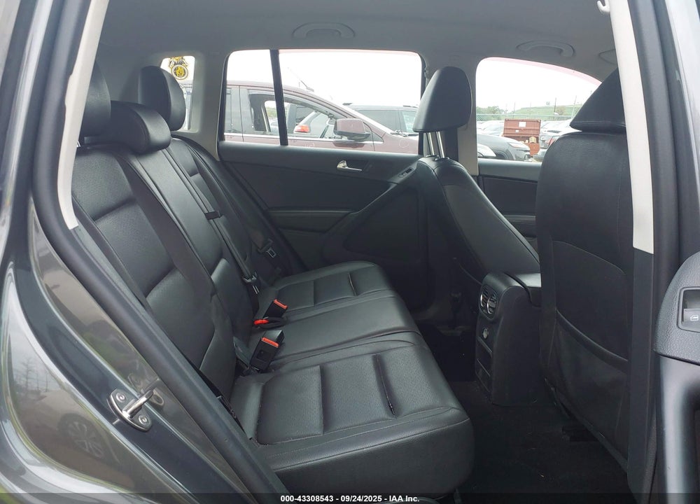 2016 VOLKSWAGEN TIGUAN VIN: WVGBV7AX0GW514240