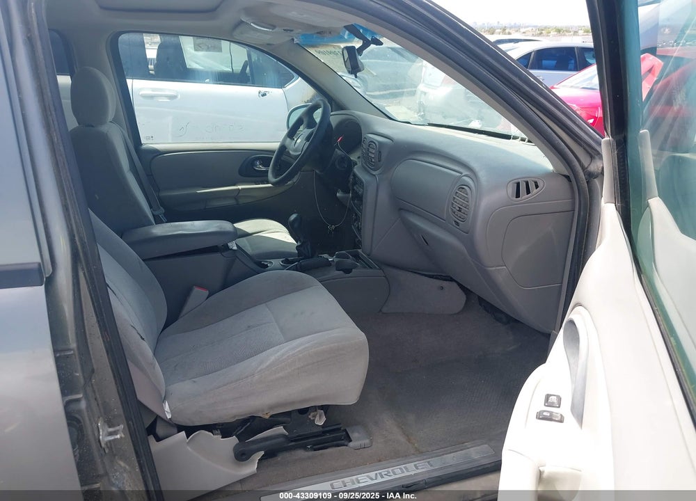 2005 CHEVROLET TRAILBLAZER LS VIN: 1GNDT13S152111963