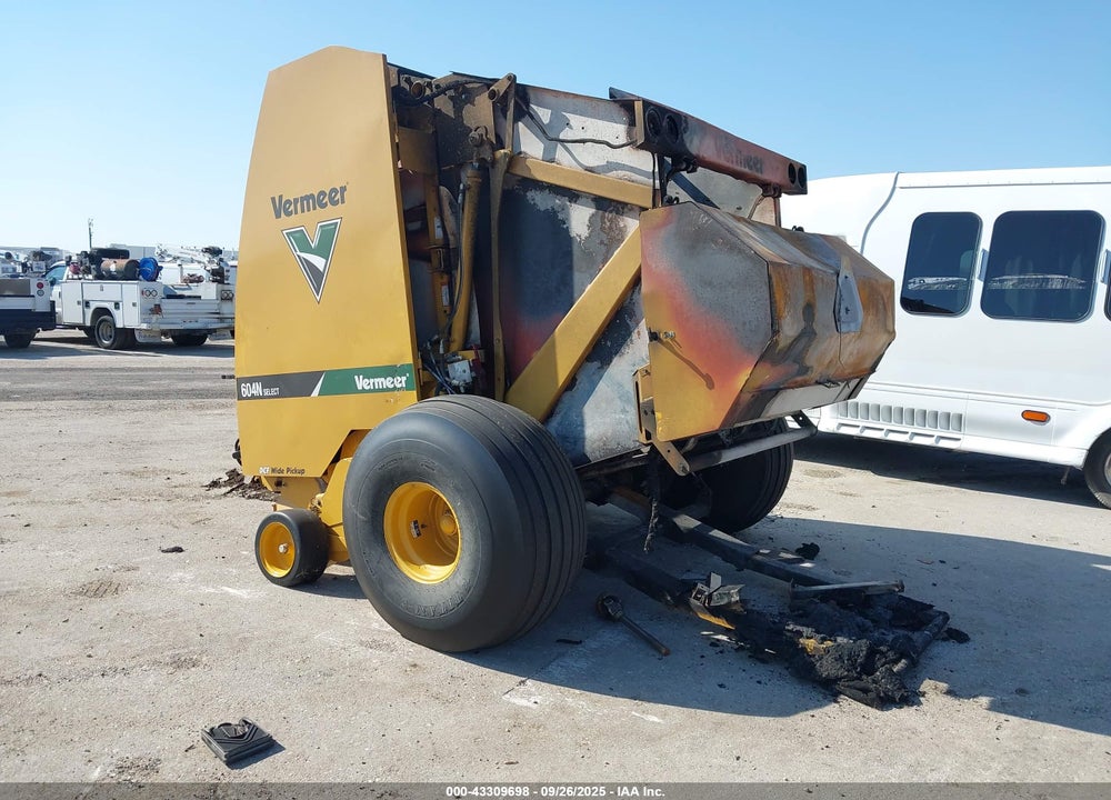 2011 VERMEER 604N ROUND HAY BALER VIN: 1VRH1612XG1002121