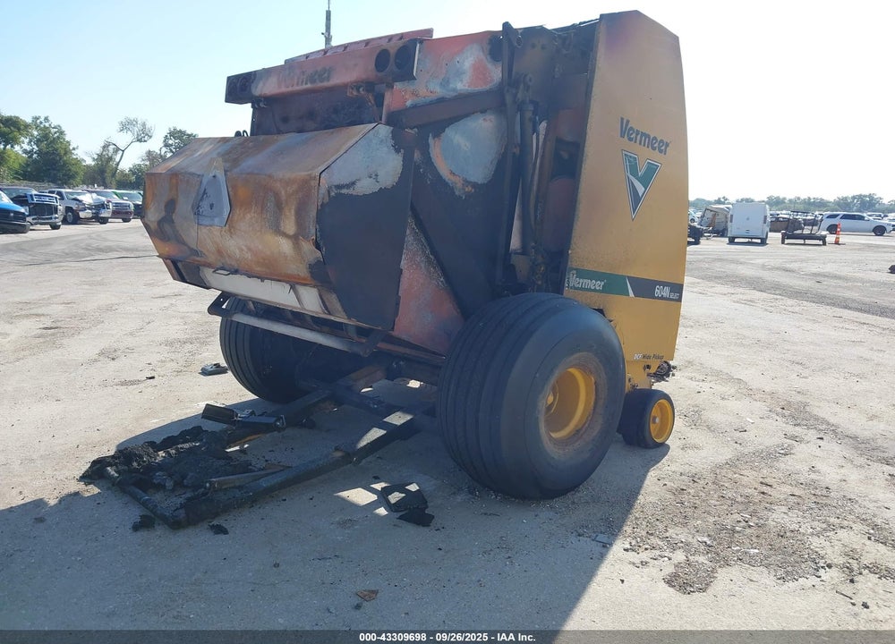2011 VERMEER 604N ROUND HAY BALER VIN: 1VRH1612XG1002121