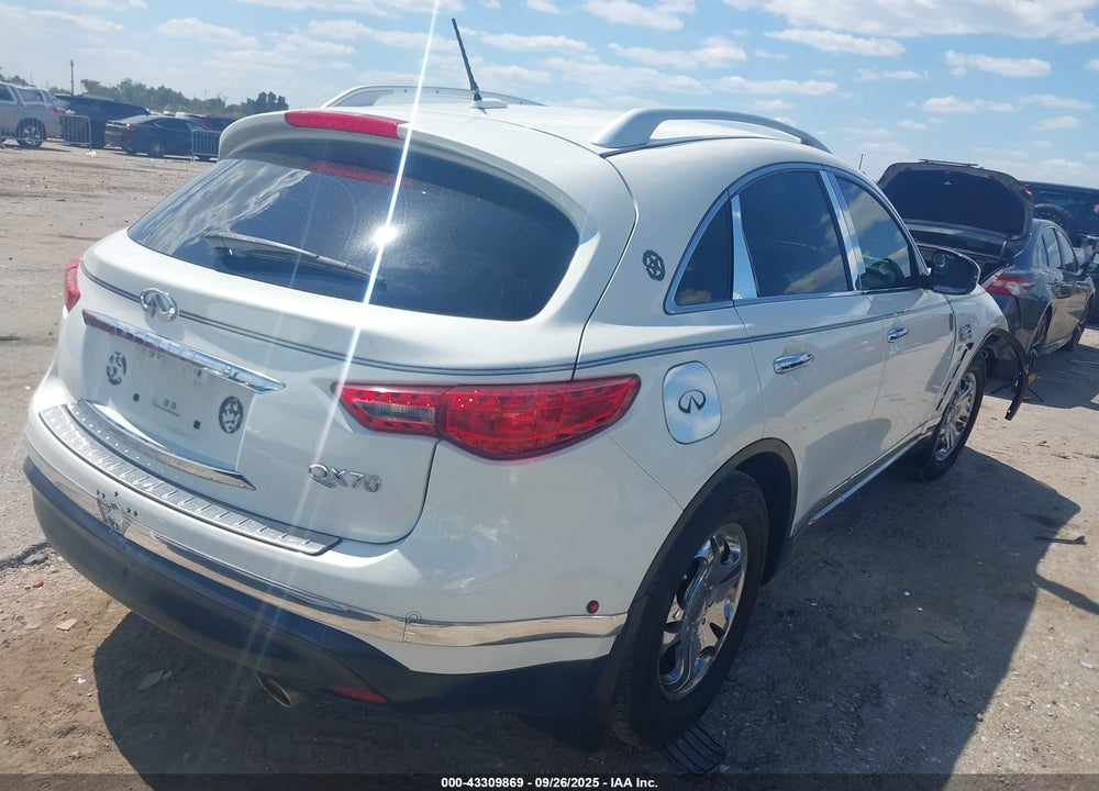 2015 INFINITI QX70 VIN: JN8CS1MU0FM381199