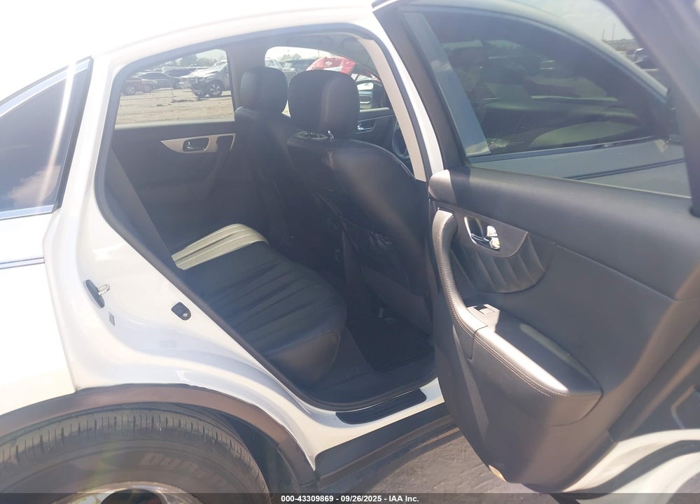 2015 INFINITI QX70 VIN: JN8CS1MU0FM381199