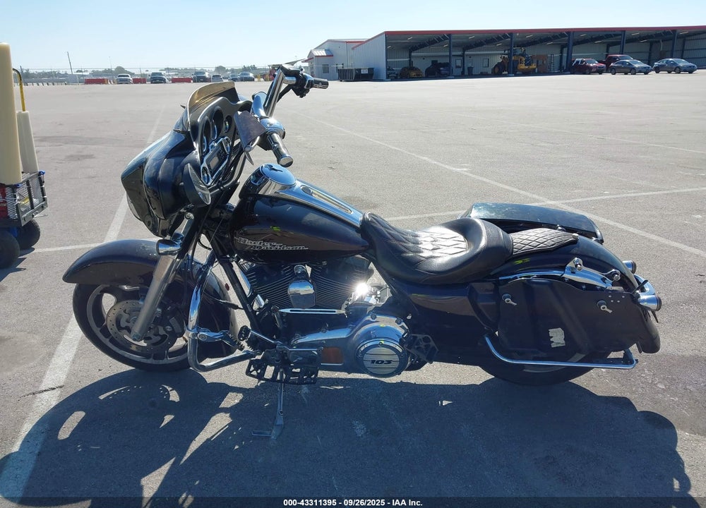 2011 HARLEY-DAVIDSON FLHX VIN: 1HD1KBM13BB602619