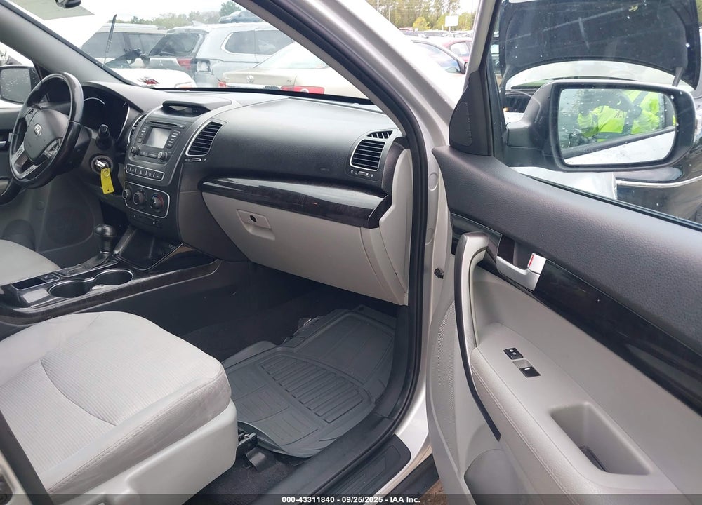 2015 KIA SORENTO VIN: 5XYKTCA61FG592323