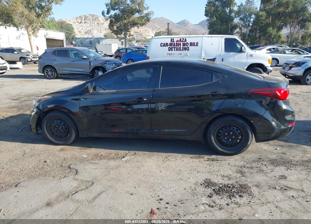 2016 HYUNDAI ELANTRA VIN: 5NPDH4AE1GH747826