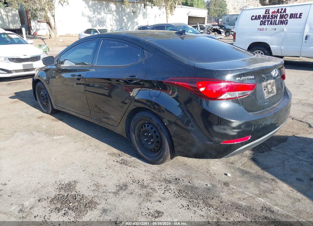 2016 HYUNDAI ELANTRA VIN: 5NPDH4AE1GH747826