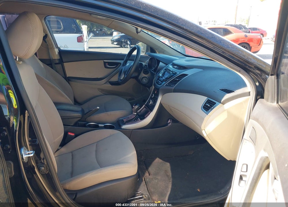 2016 HYUNDAI ELANTRA VIN: 5NPDH4AE1GH747826