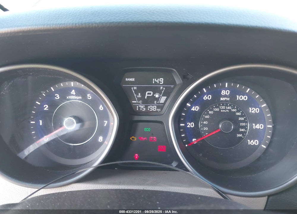 2016 HYUNDAI ELANTRA VIN: 5NPDH4AE1GH747826