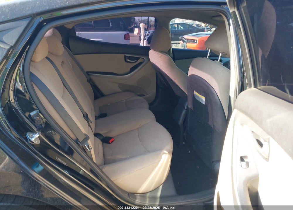2016 HYUNDAI ELANTRA VIN: 5NPDH4AE1GH747826
