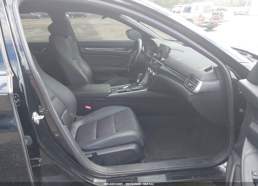2019 HONDA ACCORD VIN: 1HGCV1F33KA151810