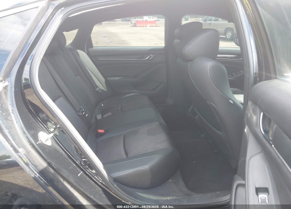 2019 HONDA ACCORD VIN: 1HGCV1F33KA151810