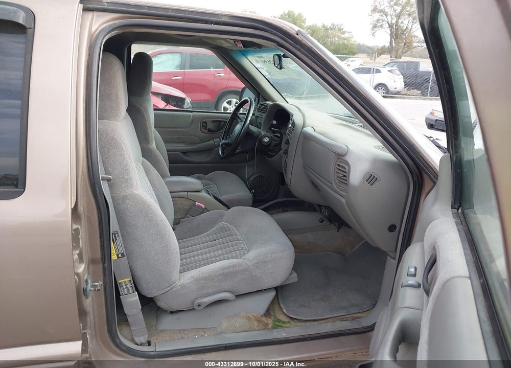 2002 CHEVROLET BLAZER LS VIN: 1GNDT13WX2K216290