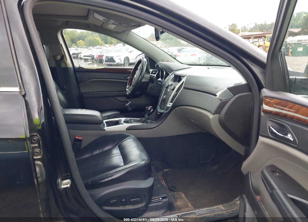 2011 CADILLAC SRX LUXURY COLLECTION VIN: 3GYFNAEY5BS672688