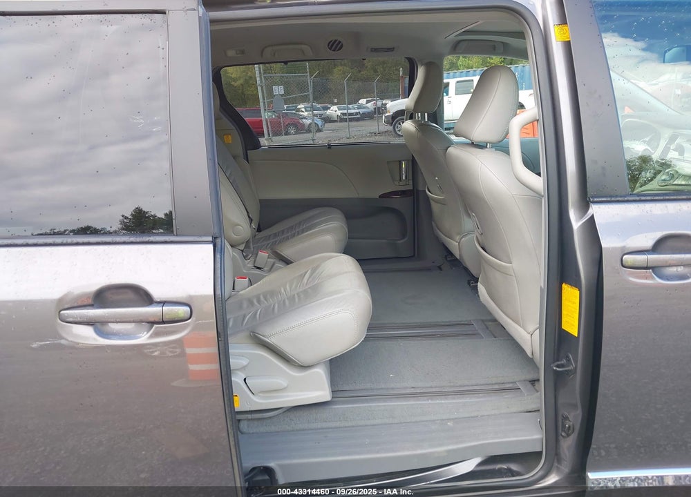 2011 TOYOTA SIENNA VIN: 5TDYK3DC4BS144573