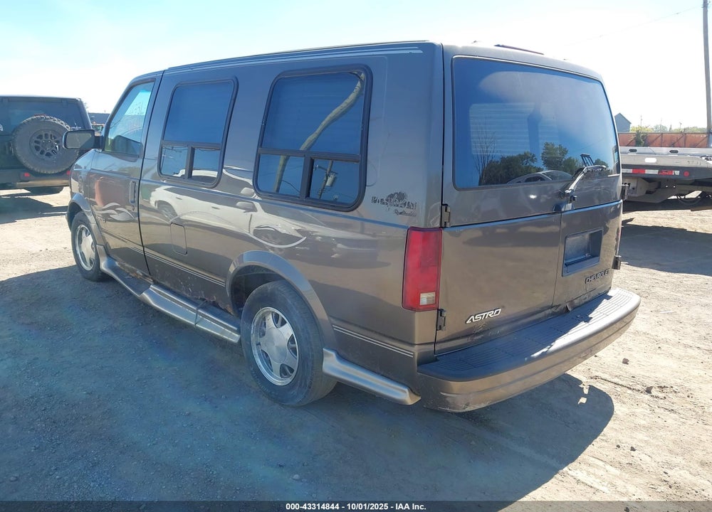 2002 CHEVROLET ASTRO VIN: 1GBDM19X22B130305