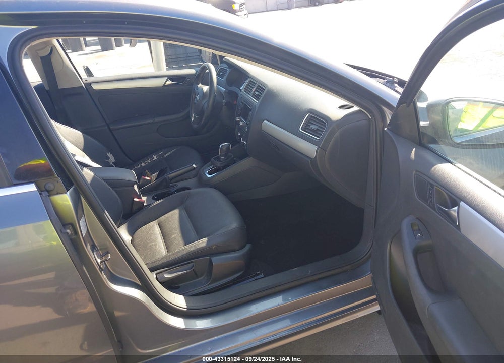 2011 VOLKSWAGEN JETTA VIN: 3VWLZ7AJ0BM045309