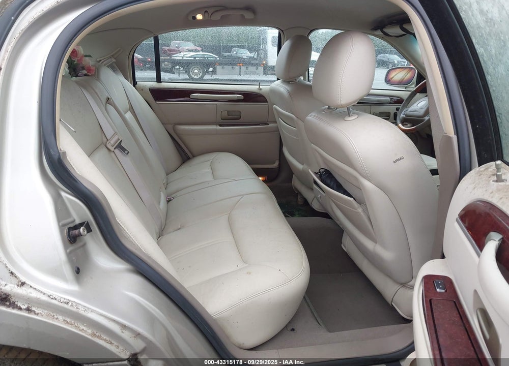 2004 LINCOLN TOWN CAR ULTIMATE VIN: 1LNHM83W44Y674497