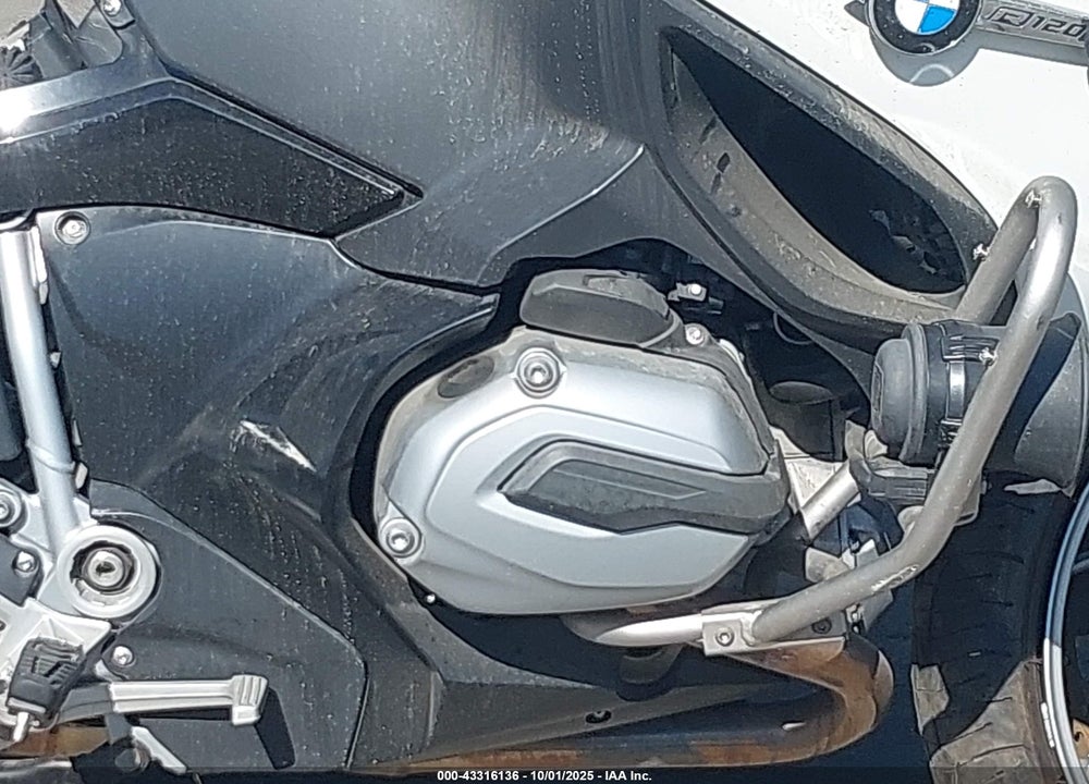 2016 BMW R1200 RT VIN: WB10A1303GZ194301