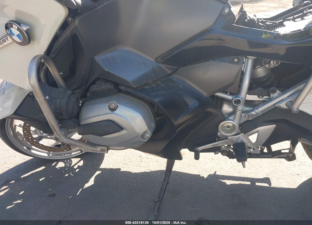 2016 BMW R1200 RT VIN: WB10A1303GZ194301
