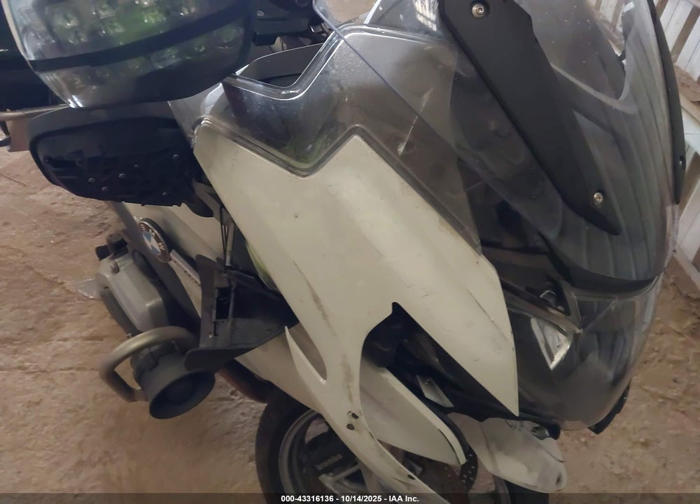 2016 BMW R1200 RT VIN: WB10A1303GZ194301