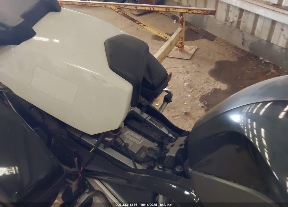 2016 BMW R1200 RT VIN: WB10A1303GZ194301