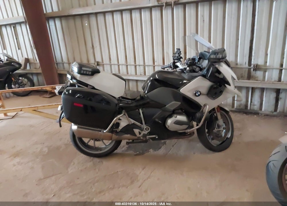 2016 BMW R1200 RT VIN: WB10A1303GZ194301