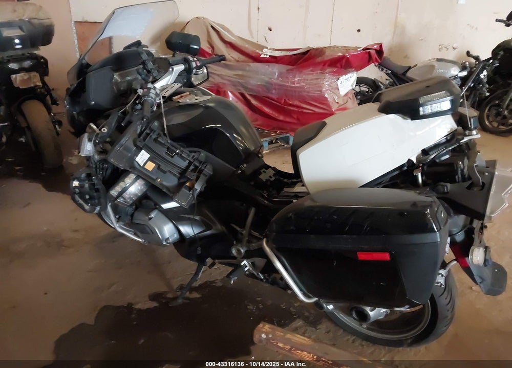 2016 BMW R1200 RT VIN: WB10A1303GZ194301