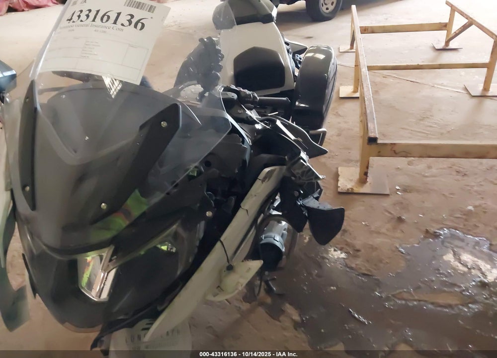 2016 BMW R1200 RT VIN: WB10A1303GZ194301