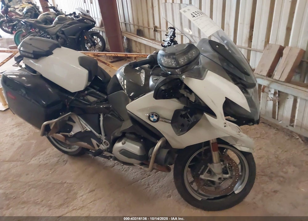 2016 BMW R1200 RT VIN: WB10A1303GZ194301