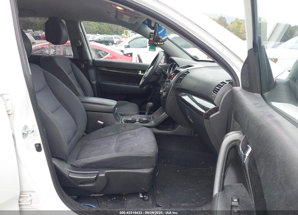 2011 KIA SORENTO VIN: 5XYKT4A14BG101697