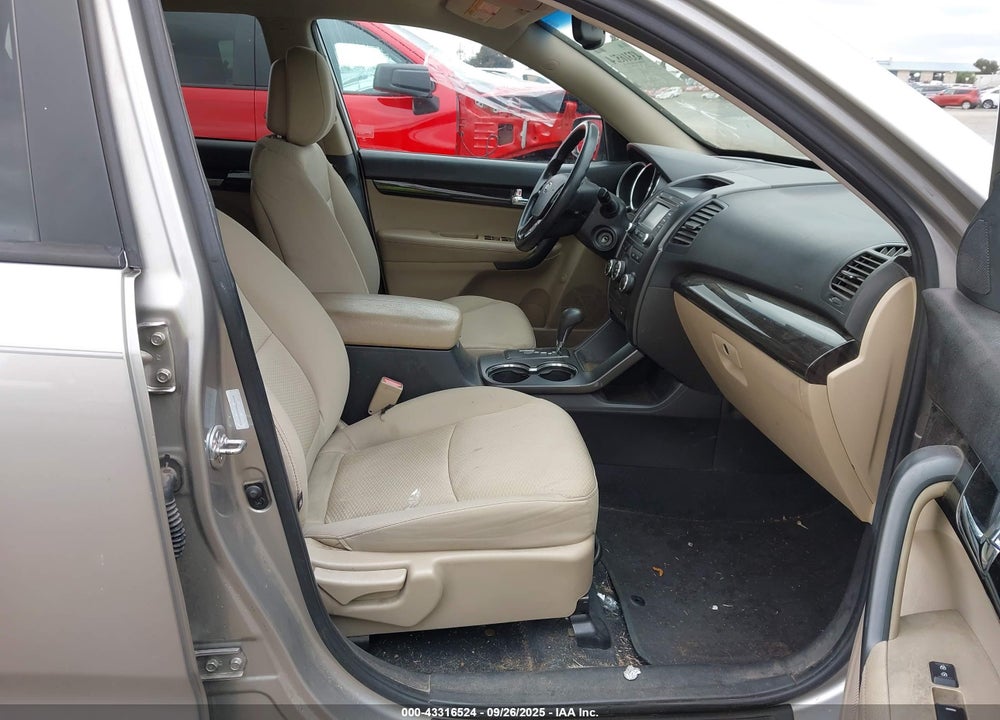 2013 KIA SORENTO LX VIN: 5XYKT3A64DG364426