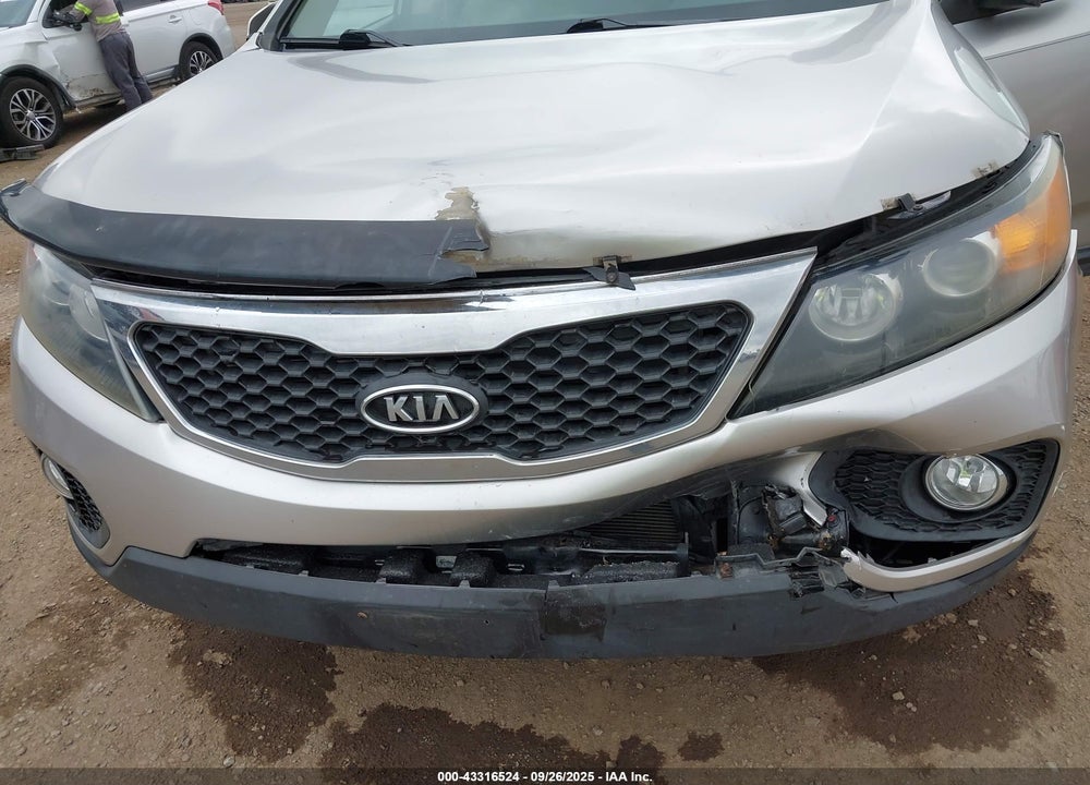 2013 KIA SORENTO LX VIN: 5XYKT3A64DG364426