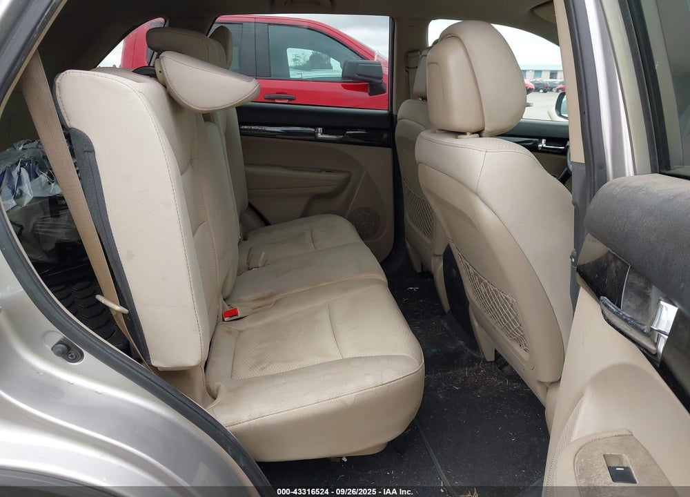 2013 KIA SORENTO LX VIN: 5XYKT3A64DG364426