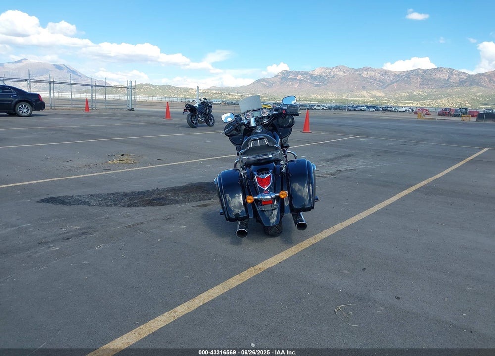 2011 KAWASAKI VN1700 J VIN: JKBVNRJ12BA001351