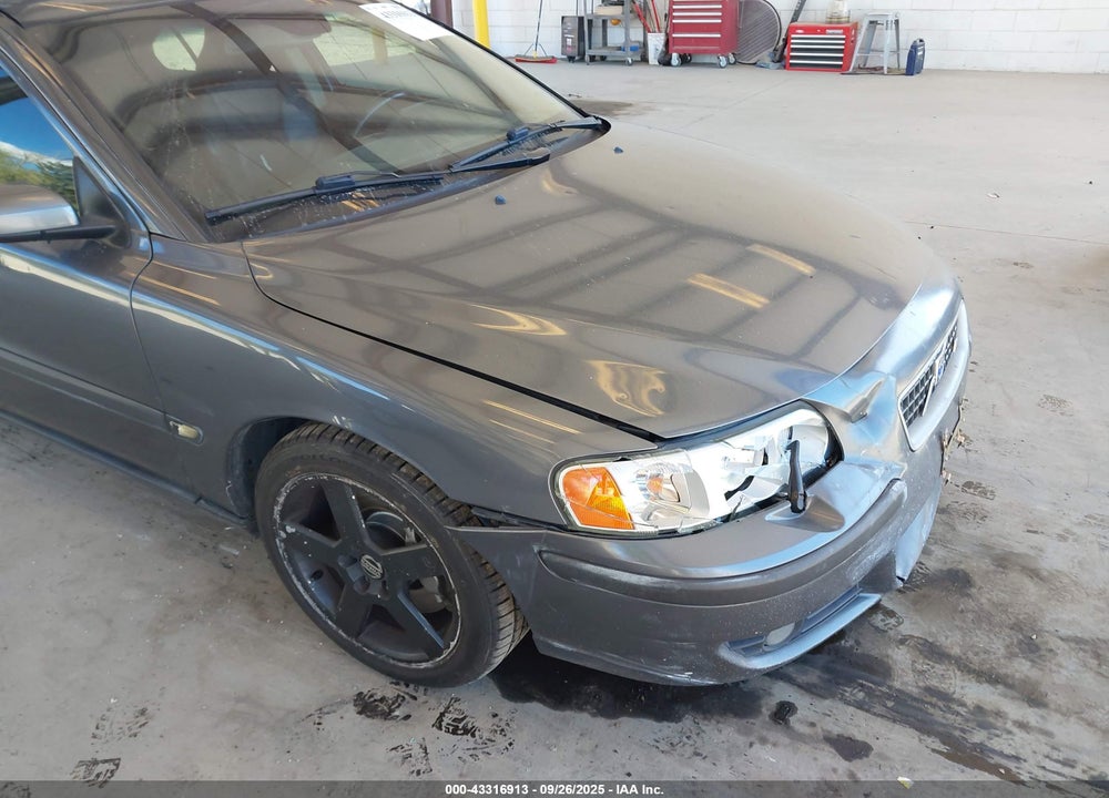 2004 VOLVO S60 R VIN: YV1RH52YX42351678